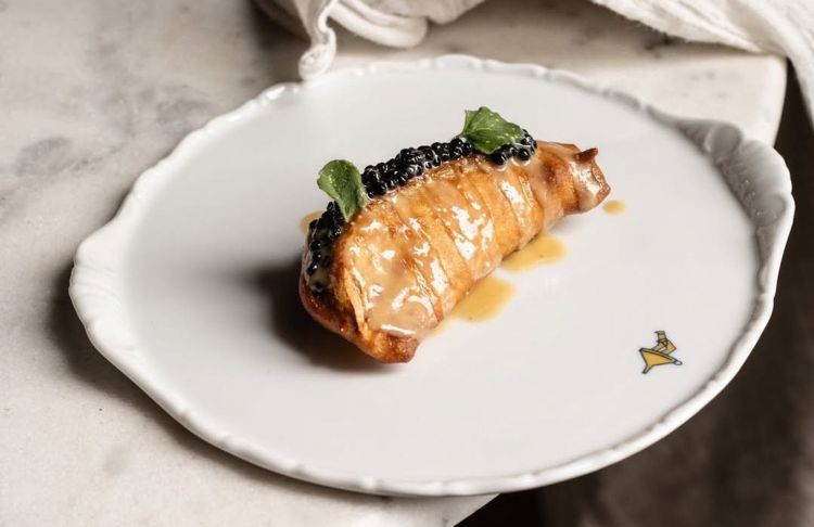 Finocchio in pastella al chinotto con burro di pinolo, caviale di aringa e nepitella. Foto Lido Vannucchi
