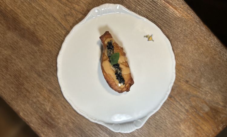 Finocchio in pastella al chinotto con burro di pinolo, caviale di aringa e nepitella
