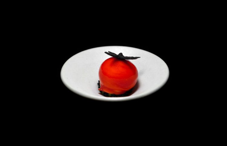 Finto pomodoro con mozzarella di bufala prodotta dal maso Untermiglerhof a Soprabolzano, sull’Altopiano del Renon. La “terra” è di birra
