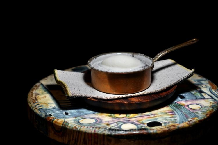 Finto soufflè al cioccolato bianco, «nasce da un errore. Un giorno, nel preparare la base per un soufflé, abbiamo dimenticato la farina. Ci è venuta l'idea di sostituirla aumentando la quantità di tuorlo d’uovo e cioccolato bianco, in modo da ottenere qualcosa a metà tra un tortino dal cuore morbido e un soufflé vero e proprio. Ovviamente non si "gonfia"»
