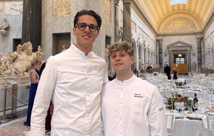 Fiordigiglio e Falsaperla in Vaticano, dove hanno portato oltre 40 torte di rose (non ne &egrave; rimasta nemmeno una)
