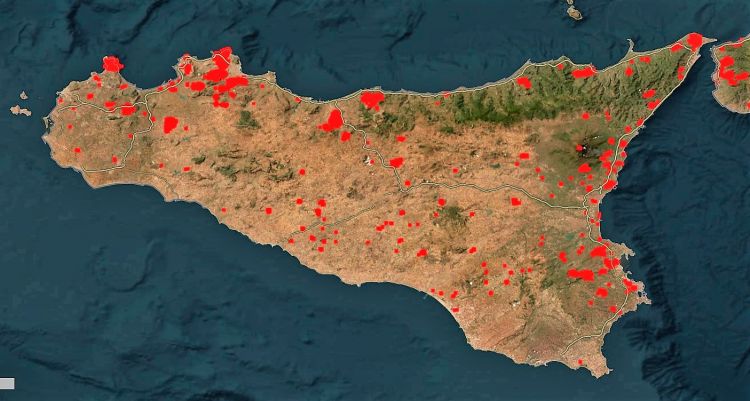 Una mappa satellitare, fornita dalla NASA, che mostra gli incendi attivi a luglio 2023 in Sicilia