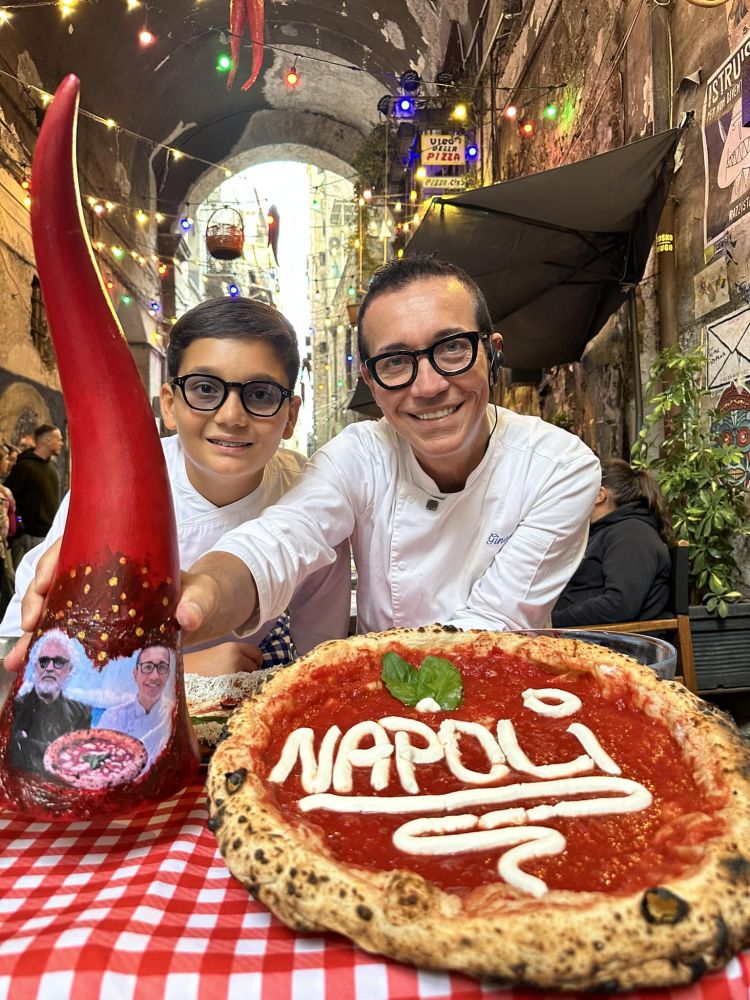 Gino Sorbillo e suo figlio Salvatore, 15 anni, danno il benvenuto in città a Flavio Briatore con il suo Crazy Pizza