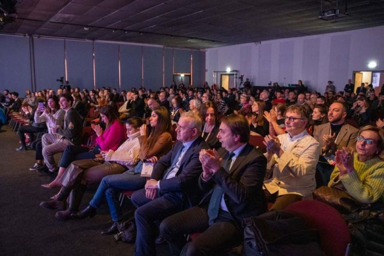 The audience listens to Harold McGee's talk (on the right, in the front rows, there’s chef Andoni Luis Aduriz from Mugaritz)
