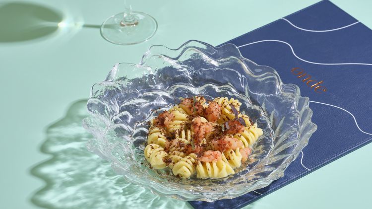 Fusillone all'albume, burro al limone, tartare di gamberi rossi e cuore di tonno essiccato