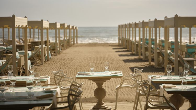 Cena vista spiaggia quella disponibile tutti i weekend fino al 1 agosto (per ora) a Forte dei Marmi. Il pop-up di Onde è approdato al beach club Alpemare di proprietà della famiglia Bocelli