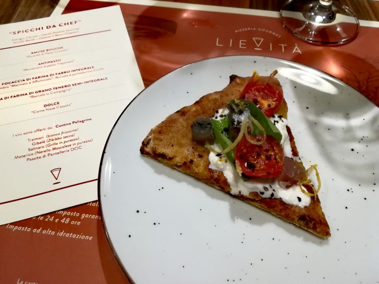 Focaccia di farina di farro monococco integrale bio con sgombro marinato e affumicato, burrata e pomodorino confit