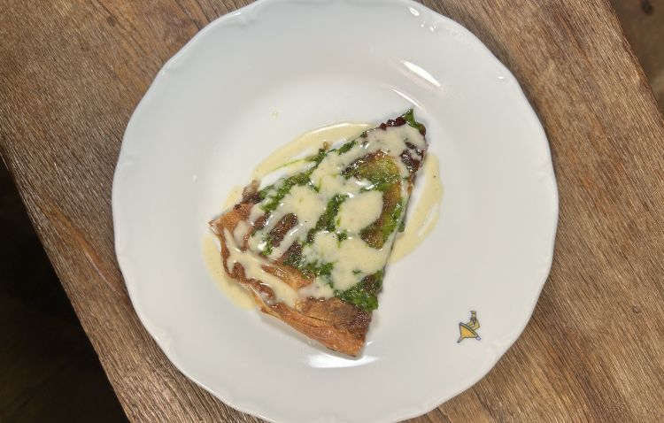 Tributo dello chef alla Focaccia di Recco, &laquo;in una nostra versione&raquo;, farcita con canestrato di pecora ed erbe spontanee, servita con la salsa verde tradizionale e panna al fieno
