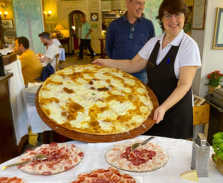 La focaccia di Recco col formaggio IGP e i salumi 