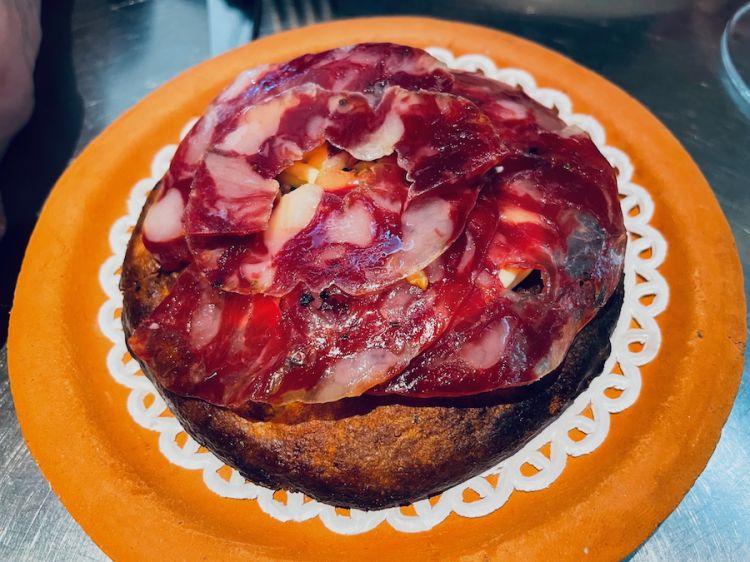 Focaccina di patate con salame dei Nebrodi e maionese, preparazione che da sempre segue Francesco Capuzzo Dolcetta e Guglielmo Chiarapini
