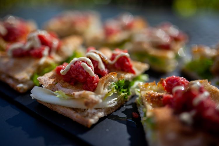 Focaccia alla tartare
Scrocchiarella, sottile, farcita con burrata, scarola riccia, tartare di manzo e mayo alla senape