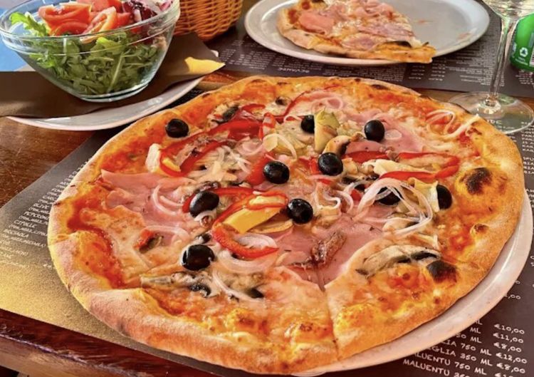 Una pizza della pizzeria Focus di Cabras (Oristano