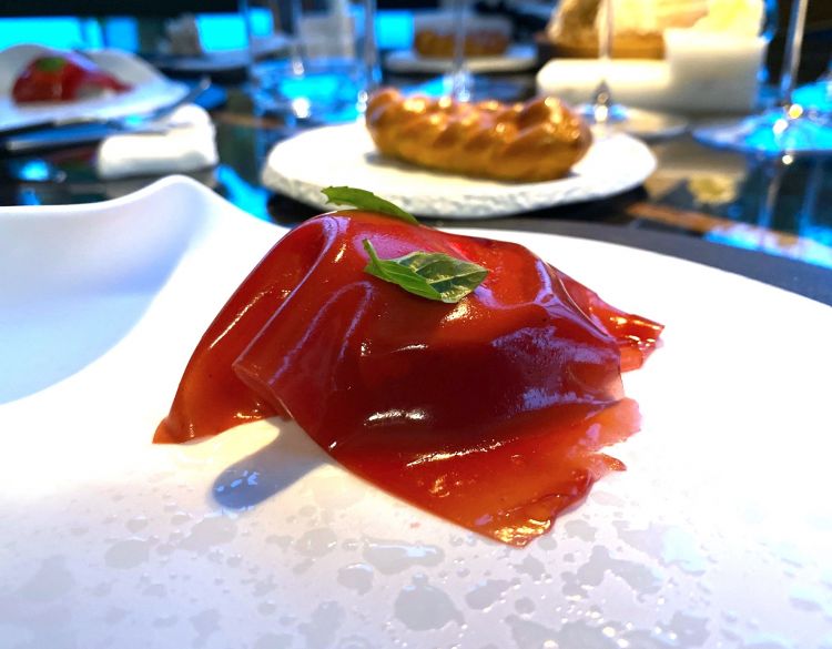 Foie gras in terrina con gelato al Parmigiano 24 mesi, mandorle e lamponi