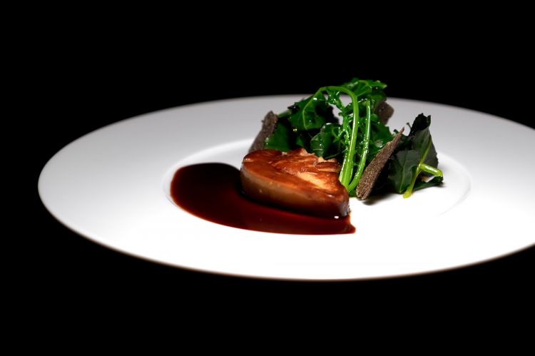 Foie gras, broccolo fiolaro, tartufo nero, purea di topinambur e salsa al vino rosso
