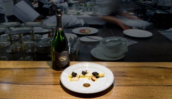 Asparago bianco, mandorle e caviale: il primo piatto del menu speciale per Dom Pérignon P2
