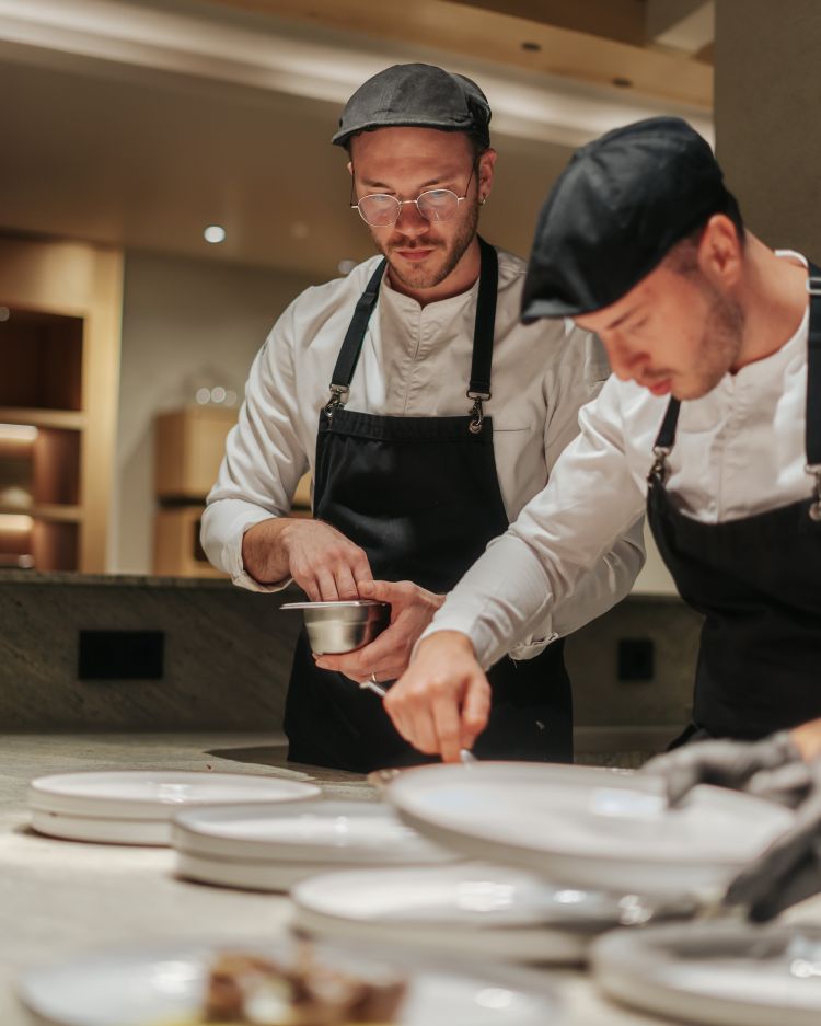 Lo chef Marco De Benedictis al lavoro con il sous chef filippino Robert Sotto