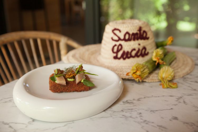 Il 100% della zucchina: crocchetta di zucchina romanesca, fiore stufato con alici, pistillo allo scapece e mozzarella Dop, foglie ripassate, con sarda affumicata ed erbe dell'orto