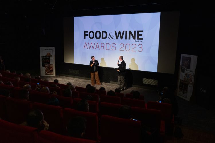 Sul palco dei Food&Wine Awards 2023, Francesca Barberini e Federico De Cesare Viola, direttore della rivista enogastronomica Food&Wine Italia
