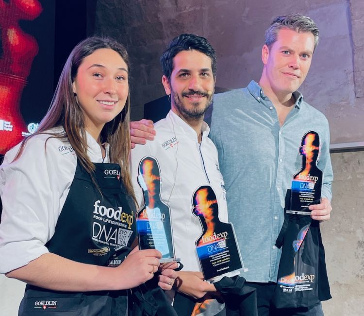 Foto ricordo per i tre protagonisti di una importante lezione a FoodExp 2025, da sinistra Natalia Villamor, Ciro Scamardella e John Regefalk