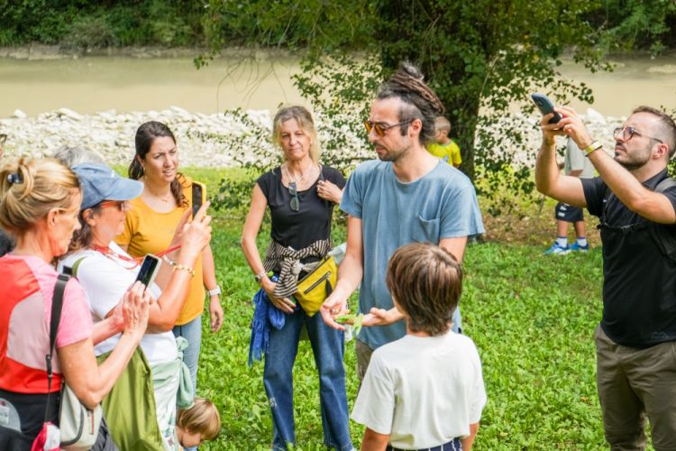 Il foraging, per adulti e bambini, con l'etno-botanista Alessandro Di Tizio: l'anno scorso ci ha raccontato il suo lavoro (ora terminato, per realizzare altri progetti) al Mirazur di Mentone con Mauro Colagreco

