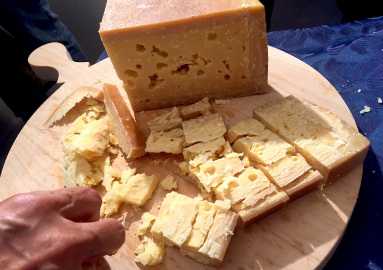 Una forma di formaggio nostrano della Val di Sole stagionato 10 anni
