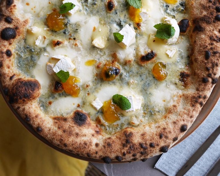 Formaggi: impasto classico con blend di grano tenero e duro, fiordilatte e gorgonzola erborinato. In uscita caciocavallo grattugiato, brie fondente, menta fresca e confettura di pomodorino giallo
