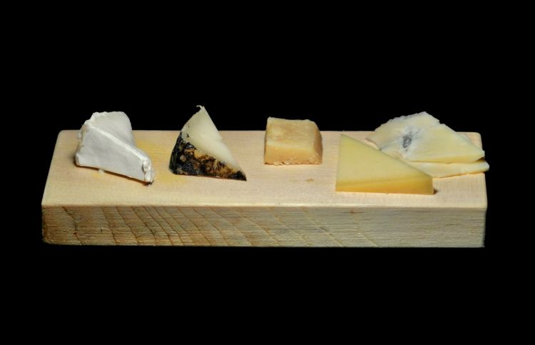 Grandissimi formaggi sudtirolesi: camambert di capra (prodotto da una contadina sopra Lutago che possiede 12 capre), formaggio di capra e pecora nel carbone attivo (della stessa contadina), formaggio di pecora stagionato in un bunker, formaggio vaccino stagionato sei mesi in una malga del Lago di Neves, blu al vino dolce di Degust