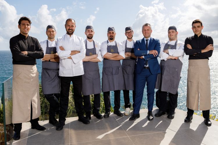 Lo chef Angelo Carannante e la sua brigata sulla terrazza del Caracol
