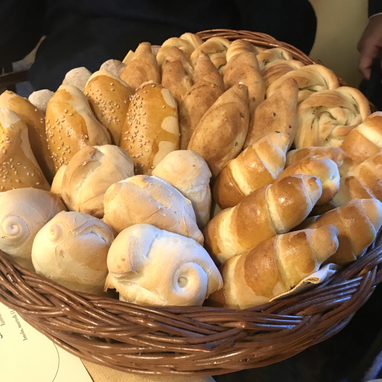 Il cestino del pane. Sin dalla sua apertura, il San Domenico è stato uno dei primi ristoranti italiani a preparare tutto in casa, compresa la panificazione
