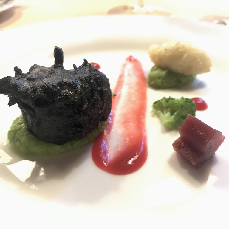 Filetto di baccalà in tempura al nero di seppia, riduzione di ostriche e Martini Dry, vongole veraci alle erbe. Abbinato a T.N. 04 Bronner 2015 di Thomas Niedermayr
