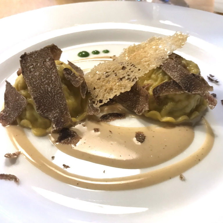 Ravioli di faraona e verze, crema al Marsala e tartufo bianco. In abbinamento: Côtes du Jura Aop Fleur de Savagnin 2016, Domanine Labet. Un piatto di cui avremmo fatto volentieri il bis: emozionante la sfoglia, quanto delizioso il ripieno
