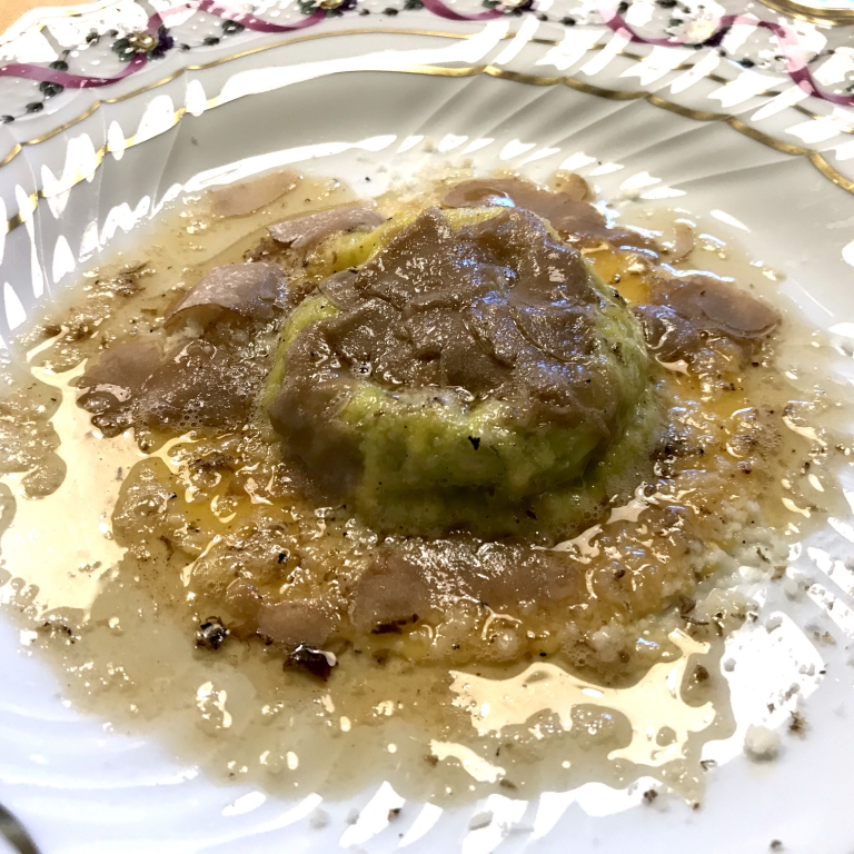 Uovo in raviolo “San Domenico”, burro di malga, parmigiano dolce e tartufo bianco. Il piatto firma che più di ogni altro è l’emblema del ristorante imolese. Tanto tradizionale e cristallizzato quanto dinamico e attuale. Ma soprattutto buono, oggi come a metà degli anni Settanta quando venne concepito e creato da Nino Bergese e Valentino Marcattilii
