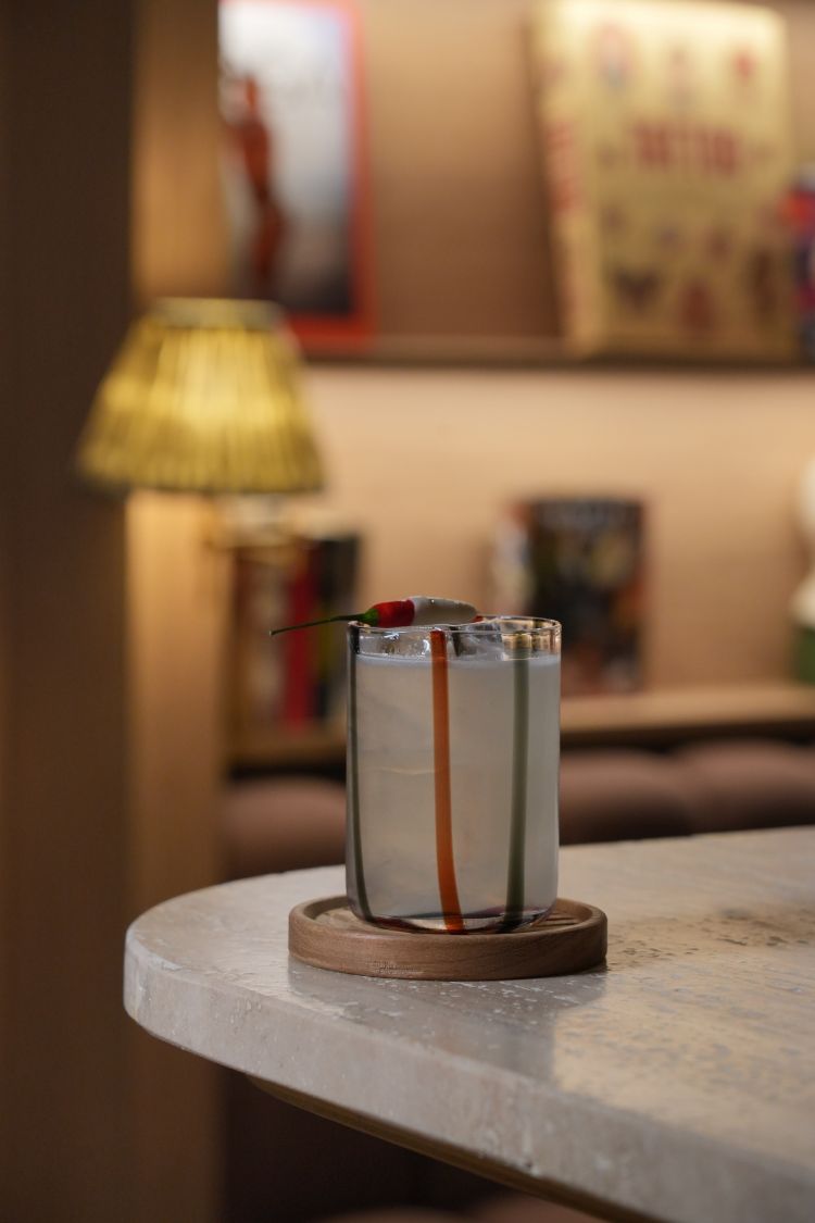 Rojo y Blanco è uno dei drink della sezione Margarita, nel quale spiccano le note piccanti del Chili Pepper infuso con Casamigos Blanco, equilibrate dal cioccolato bianco e dal lime