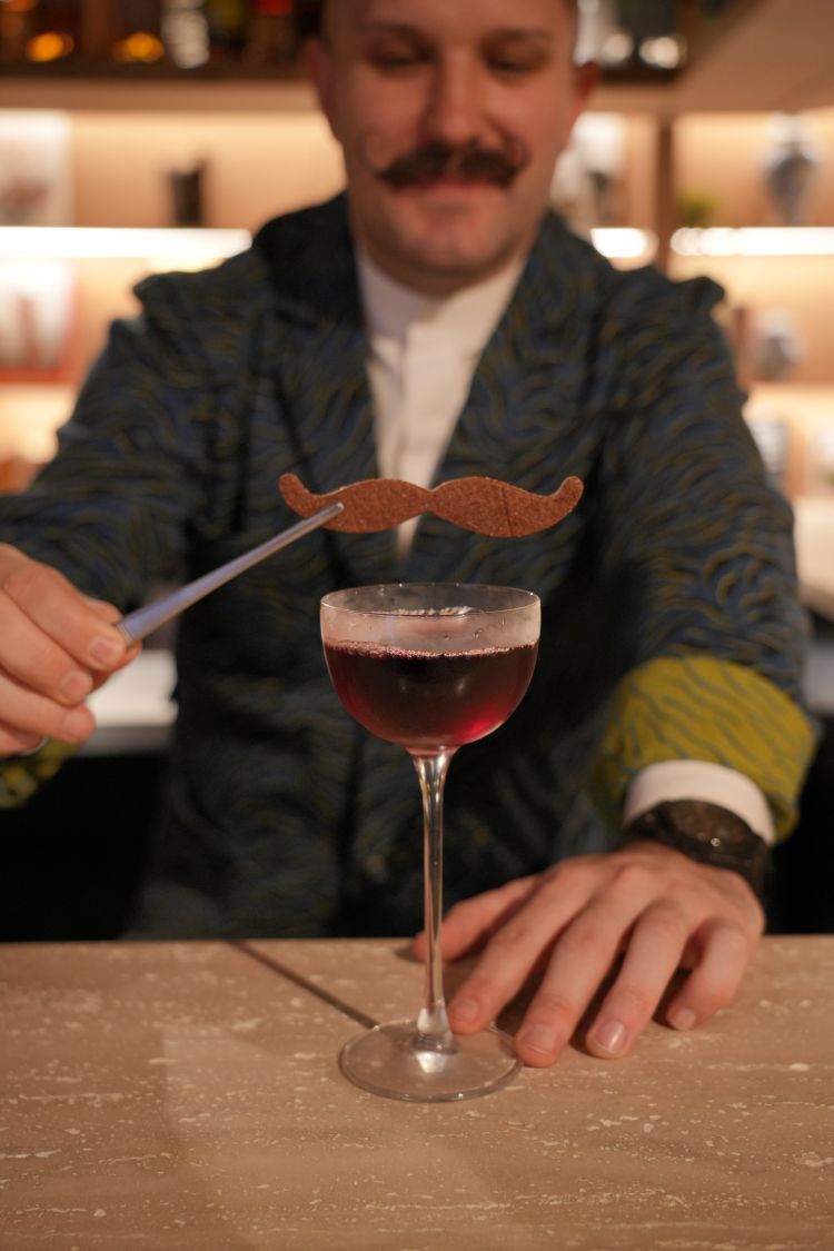 Il Mustacchioni – twist sul Negroni dai toni profondi dati dal Porto e dalle note amaricani di Mancino Chinato e Campari – è uno dei signature di Dario Schiavoni, che ha raccolto intorno a sé un team di bartender affiatati e dinamici che hanno trovato nella sua guida l'occasione per divertirsi e divertire gli ospiti di ByIT