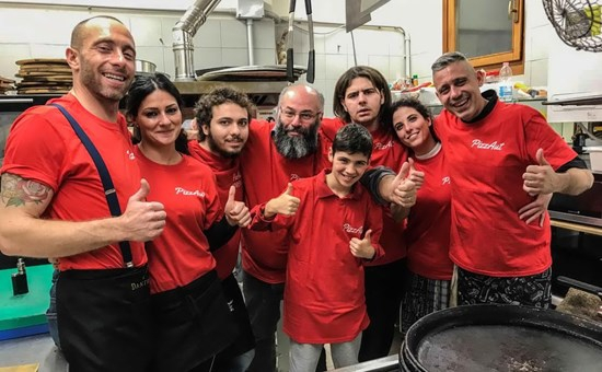 I ragazzi di PizzAut. Nico Acampora è quello al centro, con la barba
