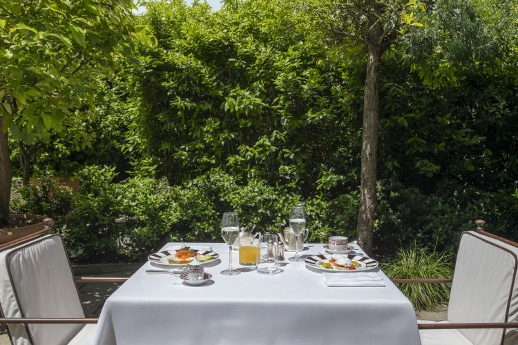 Colazione in giardino
