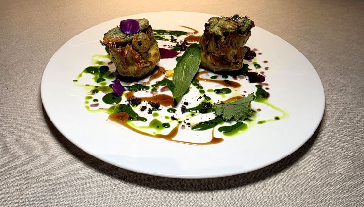 Carciofo cotto sulle braci, salsa al topinambur con tartare cotta di gambi di carciofo, caramello di carciofo, salsa di erbe alla brace e prezzemolo fritto