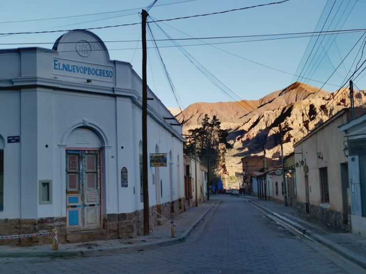 El Nuevo Progreso di Florencia Rodriguez a Tilcara; sullo sfondo le montagne che costeggiano la Quebrada
