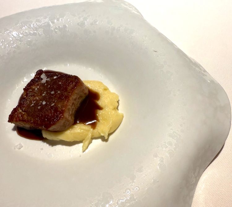 Lingua di vitello in doppia cottura, jus di lingua al limone e purè affumicato