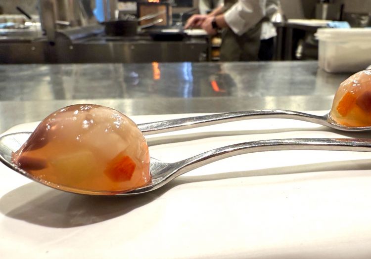 Il benvenuto dalla cucina:
Bon bon di giardiniera, Lecca lecca di cipolla ripiena alla lombarda e Crocchette di tempia e ceci
Iniziamo il nostro percorso con tre stuzzichini di benvenuto, serviti direttamente in cucina, un omaggio a piatti lombardi un po’ dimenticati, presentati in una veste più contemporanea. La classica giardiniera diventa un elegante bon bon, mentre la cipolla ripiena alla lombarda è un lecca lecca. Finiamo con delle crocchette gustose ripiene di tempia e ceci
