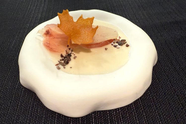 Tiradito di ricciola del Mediterraneo marinata al grué di cacao, leche de tigre al topinambur e fava Tonka
