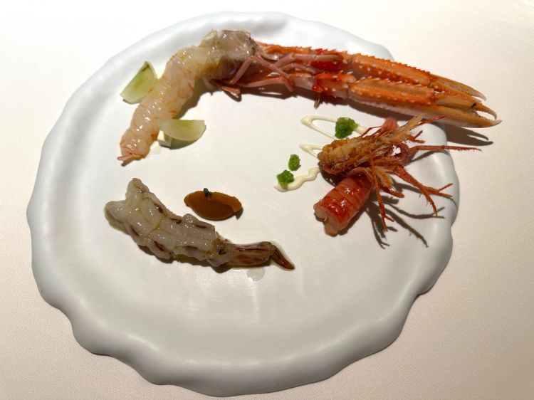 Tris di crostacei: Gambero rosso di Mazara del Vallo con gorgonzola e brunoise di sedano al basilico, Mazzancolla con guacamole di zucca e Scampo con uva e quartirolo lombardo
