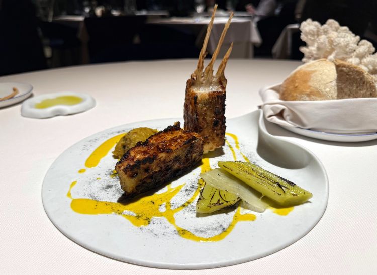 Fiorentina di rombo alla griglia, salsa bbq homemade, variazione di porro e zafferano
Il rombo è uno dei pesci di mare principe; viene proposto alla griglia come una fiorentina. La cottura è, a nostro avviso, leggermente avanti, ma le carni conservano un piacevole timbro affumicato. La salsa intensa allo zafferano e i porri alla griglia sono un accompagnamento perfetto