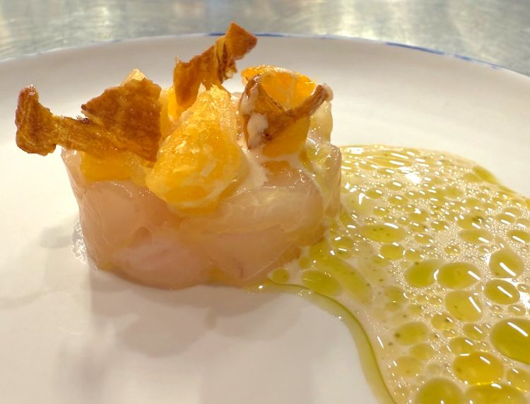 Tartare di cernia, pastinaca, mandarino, latte di pastinaca arrosto, olio essenziale al mandarino e rosmarino