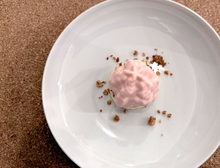 Crumble di mandorle, fragole, cioccolato bianco