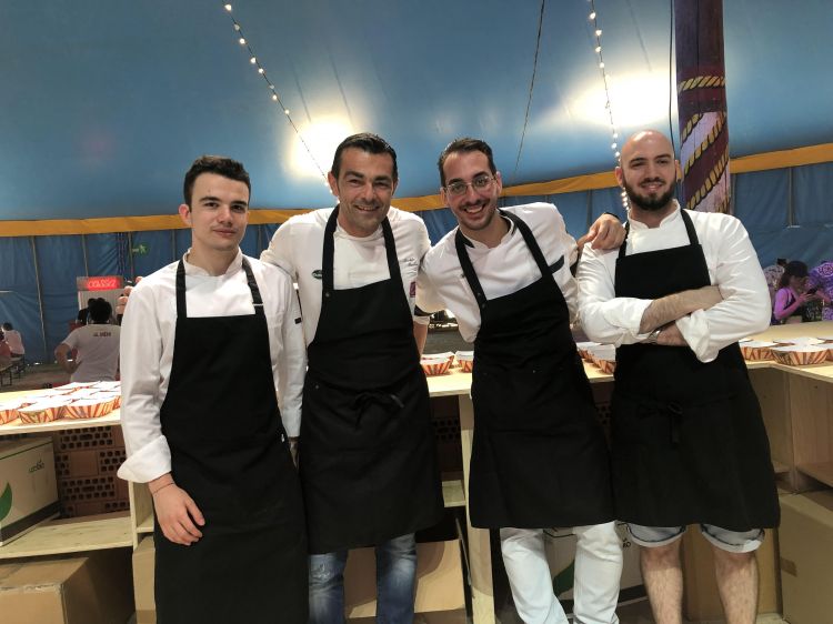 Michele Bacilieri di Cucina Bacillieri con la sua squadra sul palco di Al Mèni