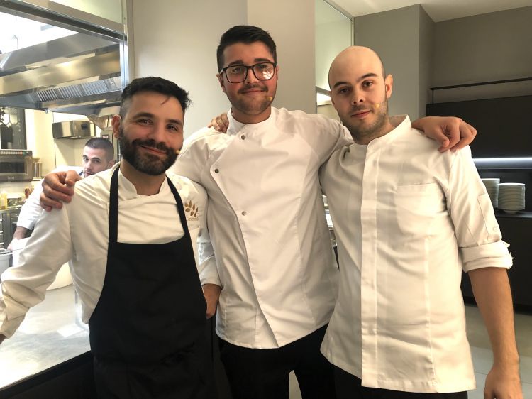 I tre chef in gara, poco prima delle premiazione: Davide Atzeni, del ristorante Coxinendi a Sanluri (Sud Sardegna), Alessandro Impera, del ristorante Fradis Minoris a Pula (Cagliari) e Fabrizio Sechi, del ristorante Mere, a Olbia
