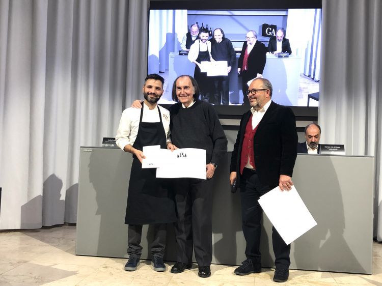 Gavino Sanna, al centro, con il nuovo vincitore del Premio Mesa, Davide Atzeni, e lo scrittore gastronomico Giovanni Fancello, presentatore del concorso
