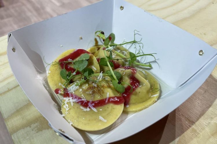 Bottoni di pasta fresca al germe di grano tostato con daino e pecorino, gel di ribes, aceto balsamico tradizionale di Reggio Emilia, germogli di piselli e brodo leggero di faraona
