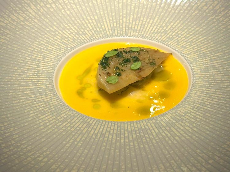 Finocchiella, &egrave; il fiore del finocchio selvatico; viene cotta a bassa temperatura e piastrata, servita con carpaccio di finocchi marinati su salsa all&rsquo;arancia, olio al finocchietto selvatico&nbsp;e petali di pepe di Sichuan
